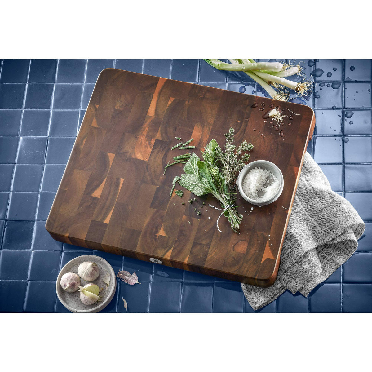 WMF Schneidebrett XL aus Akazienholz – 40 x 32 x 4 cm