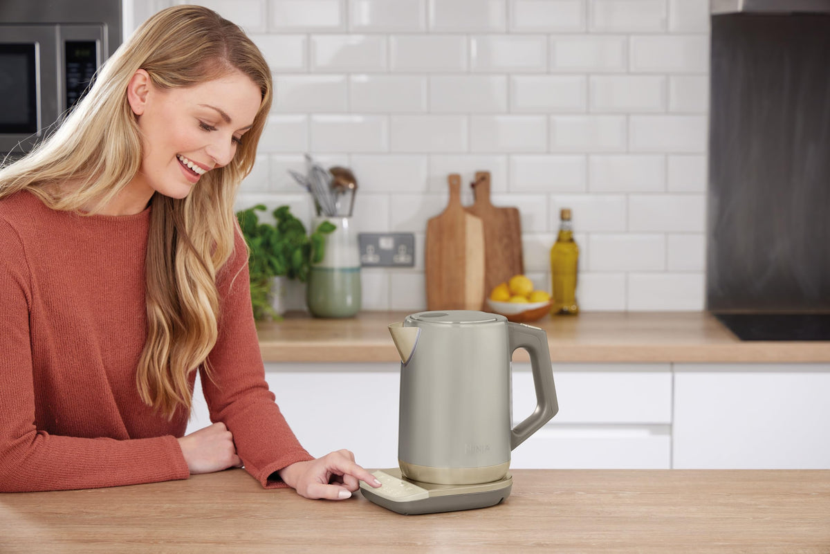 Ninja Wasserkocher mit Temperaturwahl 1,7 L – Stone Gold
